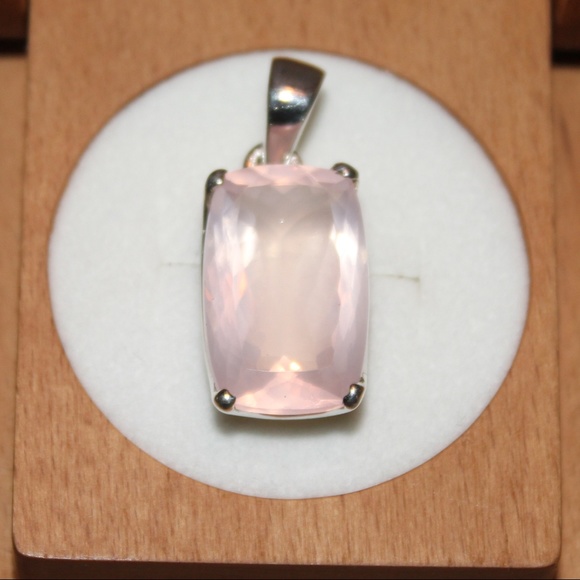 Jewelry - **NEW** Elegant Rose Quartz Pendant